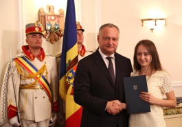 Igor Dodon a înmînat „Diploma de Onoare” a Președintelui Republicii Moldova la 100 de absolvenți