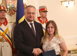 Igor Dodon a înmînat „Diploma de Onoare” a Președintelui Republicii Moldova la 100 de absolvenți