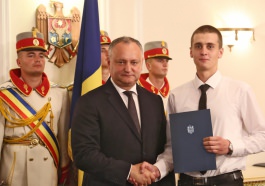Игорь Додон вручил Почетные грамоты Президента Республики Молдова 100 выпускникам