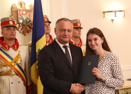 Igor Dodon a înmînat „Diploma de Onoare” a Președintelui Republicii Moldova la 100 de absolvenți