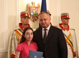 Igor Dodon a înmînat „Diploma de Onoare” a Președintelui Republicii Moldova la 100 de absolvenți