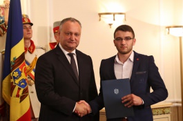 Igor Dodon a înmînat „Diploma de Onoare” a Președintelui Republicii Moldova la 100 de absolvenți