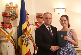 Igor Dodon a înmînat „Diploma de Onoare” a Președintelui Republicii Moldova la 100 de absolvenți