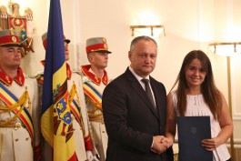 Igor Dodon a înmînat „Diploma de Onoare” a Președintelui Republicii Moldova la 100 de absolvenți