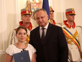 Igor Dodon a înmînat „Diploma de Onoare” a Președintelui Republicii Moldova la 100 de absolvenți