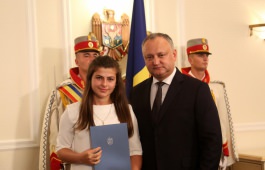 Igor Dodon a înmînat „Diploma de Onoare” a Președintelui Republicii Moldova la 100 de absolvenți