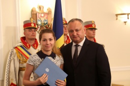 Igor Dodon a înmînat „Diploma de Onoare” a Președintelui Republicii Moldova la 100 de absolvenți