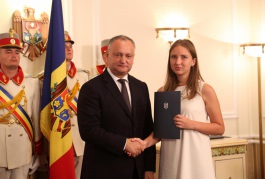 Igor Dodon a înmînat „Diploma de Onoare” a Președintelui Republicii Moldova la 100 de absolvenți