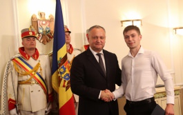 Igor Dodon a înmînat „Diploma de Onoare” a Președintelui Republicii Moldova la 100 de absolvenți