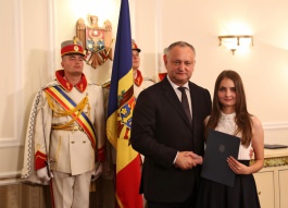 Igor Dodon a înmînat „Diploma de Onoare” a Președintelui Republicii Moldova la 100 de absolvenți