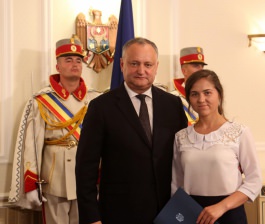 Igor Dodon a înmînat „Diploma de Onoare” a Președintelui Republicii Moldova la 100 de absolvenți