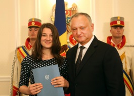 Igor Dodon a înmînat „Diploma de Onoare” a Președintelui Republicii Moldova la 100 de absolvenți