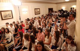 Игорь Додон вручил Почетные грамоты Президента Республики Молдова 100 выпускникам