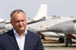 Președintele Republicii Moldova a vizitat baza de aviație ”Decebal” din Mărculești și baza de păstrare tehnică, a armamentului și patrimoniului militar din Florești