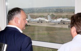 Președintele Republicii Moldova a vizitat baza de aviație ”Decebal” din Mărculești și baza de păstrare tehnică, a armamentului și patrimoniului militar din Florești