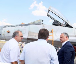 Președintele Republicii Moldova a vizitat baza de aviație ”Decebal” din Mărculești și baza de păstrare tehnică, a armamentului și patrimoniului militar din Florești