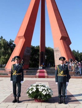 Președintele țării a depus flori la Complexul Memorial “Eternitate” și Complexul Memorial „Capul de Pod Şerpeni”