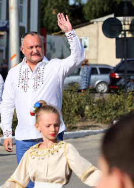 Глава государства принял участие в Фестивале национального костюма, который впервые прошел в Вулканештах