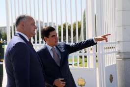 Președintele Moldovei, Igor Dodon, a avut o întrevedere cu preşedintele Turkmenistanului, Gurbangulî Berdîmuhamedov