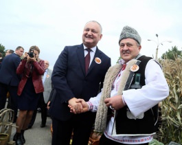 Președintele țării a participat la sărbătoarea ”Toamna de Aur - la Nistru, la mărgioară” în satul Coșnița, raionul Dubăsari