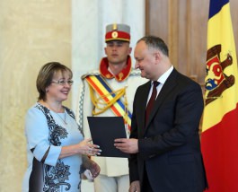 Igor Dodon a înmînat înalte distincții de stat și 141 de Diplome de Onoare ale Președintelui Republicii Moldova