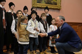 Igor Dodon a primit la Președinție o ceată de colindători