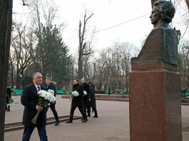 Igor Dodon a depus flori la bustul poetului Mihai Eminescu