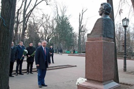 Igor Dodon a depus flori la bustul poetului Mihai Eminescu