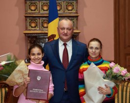 Igor Dodon a înmînat Diploma de Onoare cîștigătoarei concursului „Vocea de Aur a Rusiei”