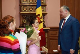 Igor Dodon a înmînat Diploma de Onoare cîștigătoarei concursului „Vocea de Aur a Rusiei”