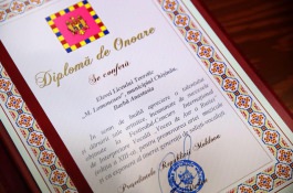 Igor Dodon a înmînat Diploma de Onoare cîștigătoarei concursului „Vocea de Aur a Rusiei”