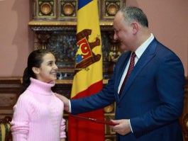 Igor Dodon a înmînat Diploma de Onoare cîștigătoarei concursului „Vocea de Aur a Rusiei”