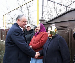 Igor Dodon împreună cu soția și feciorii săi a vizitat familia Zaharia din localitatea Rîșcova, raionul Criuleni