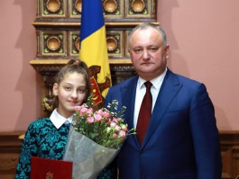 Șeful statului a conferit Diploma de Onoare a Președintelui Republicii Moldova, tinerei de 12 ani, Maria Cazarinov