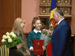 Șeful statului a conferit Diploma de Onoare a Președintelui Republicii Moldova, tinerei de 12 ani, Maria Cazarinov