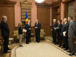 Nicolae Timofti met the U.S. Ambassador to Moldova William H. Moser. The Head of State handed over to the Ambassador extracts from 17 judicial records of the Security and Intelligence Service archives on repressions against Jewish people in World War II 