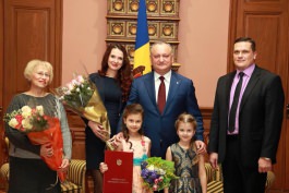 Igor Dodon a conferit Diploma de Onoare a Președintelui Republicii Moldova Ecaterinei Caraman și profesoarei ei de pian