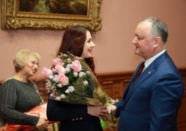 Igor Dodon a conferit Diploma de Onoare a Președintelui Republicii Moldova Ecaterinei Caraman și profesoarei ei de pian