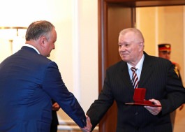 Președintele Igor Dodon a înmînat distincții de stat unui grup de cetățeni ai Republicii Moldova