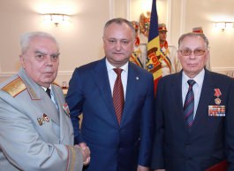 Președintele Igor Dodon a înmînat distincții de stat unui grup de cetățeni ai Republicii Moldova