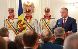 Președintele Igor Dodon a înmînat distincții de stat unui grup de cetățeni ai Republicii Moldova