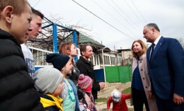 Familia Zaharia din satul Rîșcova, raionul Criuleni, a primit cheile de la o casă nouă