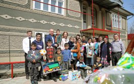 The Presidential Couple gave a new home to a family with 15 children