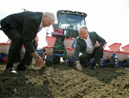 Igor Dodon și Alexandr Lukașenko au efectuat o vizită la Institutul de Fitotehnie „Porumbeni”  