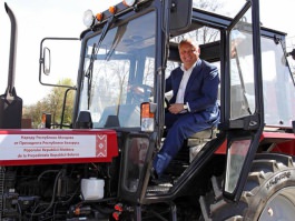 Șeful statului a oferit cheile de la cîte un tractor primarilor din localitățile Pocrovca, Văratic și orașul Vadul-lui-Vodă