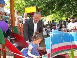 Preșdintele Republicii Moldova a vizitat grădinițele din orașul Vulcănești care au beneficiat de suportul Fundației de Binefacere „Din Suflet”