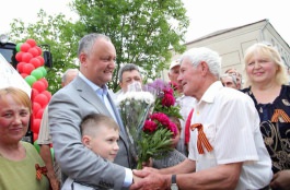 Președintele Igor Dodon a înmînat primarului localității Copanca cheile de la un tractor dăruit de Președintele Republicii Belarus  