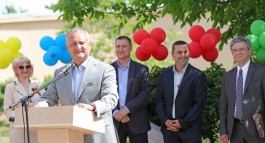 Președintele Igor Dodon a înmînat primarului localității Copanca cheile de la un tractor dăruit de Președintele Republicii Belarus  