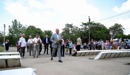 Președintele Igor Dodon a înmînat primarului localității Copanca cheile de la un tractor dăruit de Președintele Republicii Belarus  