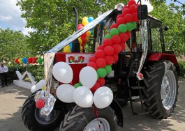 Președintele Igor Dodon a înmînat primarului localității Copanca cheile de la un tractor dăruit de Președintele Republicii Belarus  